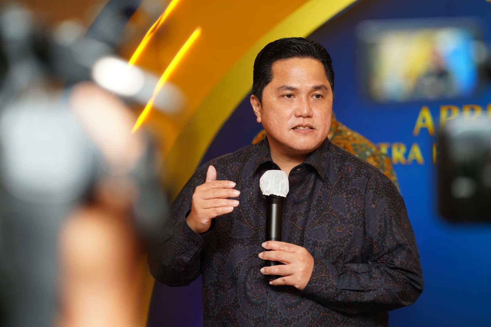 Diserahkan Erick Thohir, PLN Raih Penghargaan Mitra BUMN Champion 2022