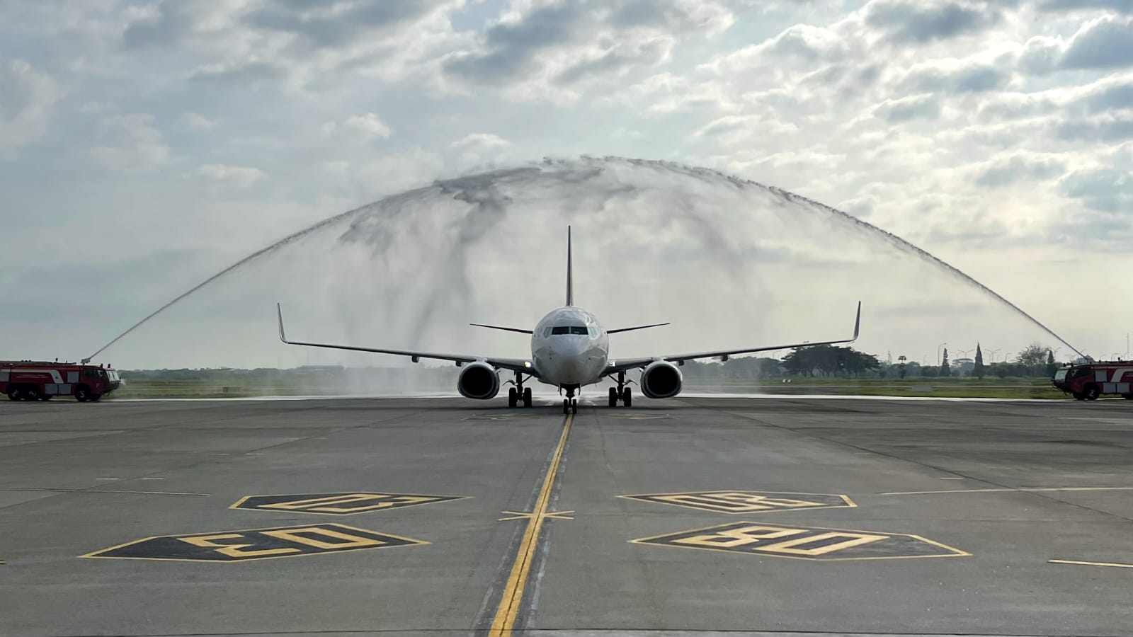 Water Salute Tandai Kembali Beroperasinya Singapore Airlines di Bandara Kualanamu