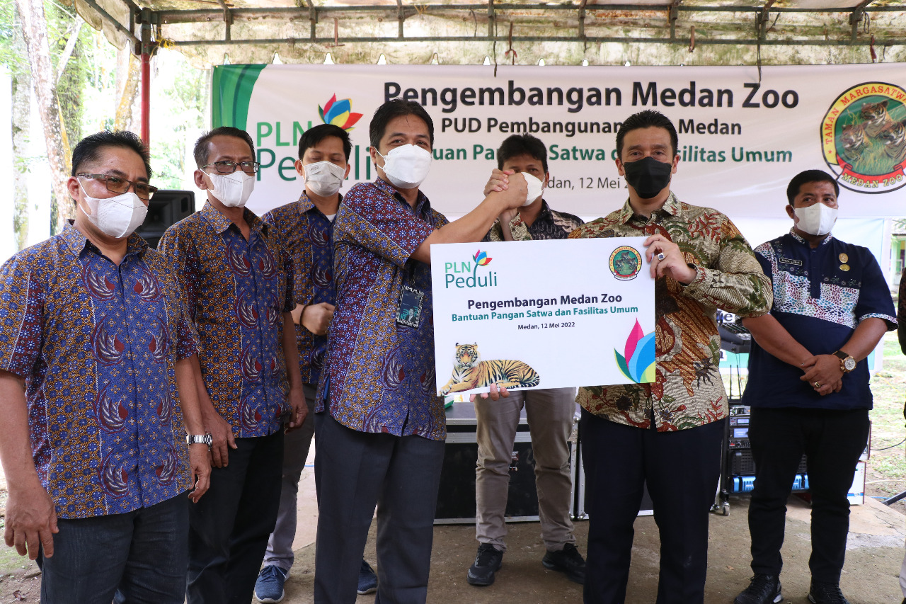 Peduli Pariwisata, PLN UIKSBU Serahkan Bantuan Pakan Satwa dan Fasum Medan Zoo