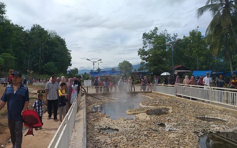 Aksi Unik Wisatawan Saat Libur Lebaran, Rebus Telur Bagai Mancing Ikan di Telaga Legenda Sampuraga Madina