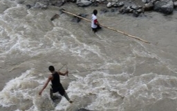 Terseret Arus Sungai, 3 Siswa SMK di Padang Hanyut 