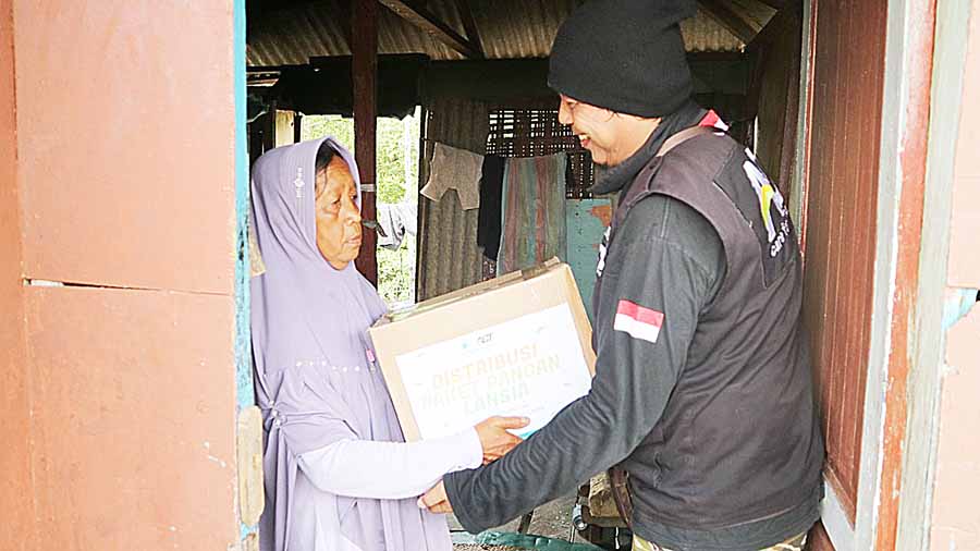 ACT Medan Salurkan Paket Pangan Bagi Lansia di Nelayan Seberang