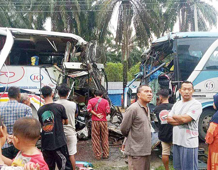 Bus PMS VS PMH ‘Laga Kambing’ di Labusel, 7 Orang Tewas