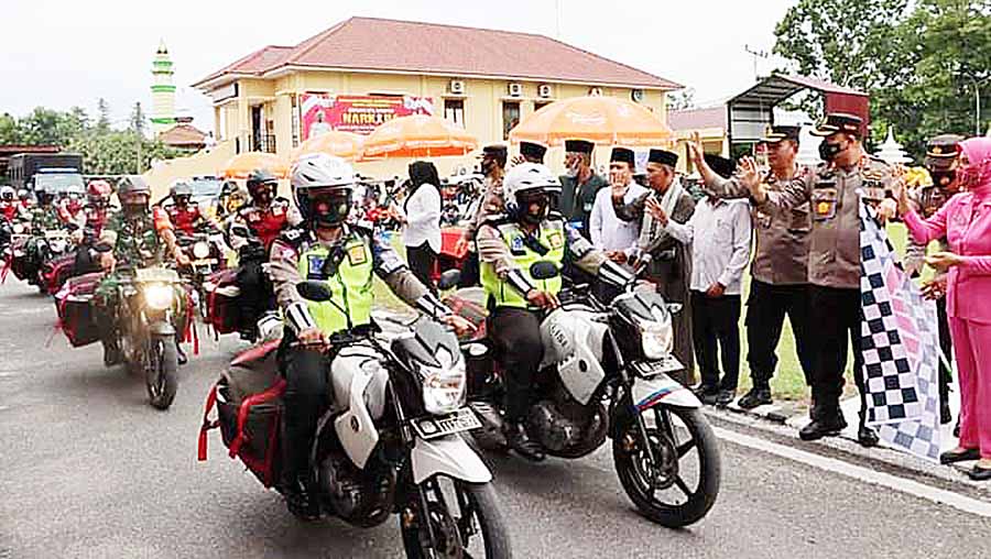 Polres Labuhanbatu Bagikan Ribuan Paket Sembako kepada Masyarakat