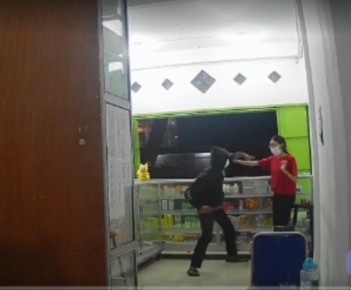 Terekam CCTV, Perampok Bersenjata Tajam Santroni Apotek Sahabat di Medan