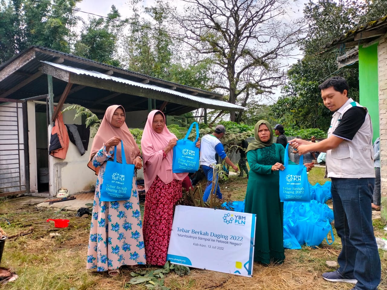 Gelar Tebar Berkah Daging 2022, YBM PLN UIP Sumbagut Kurban 3 Sapi di Sumut dan Aceh