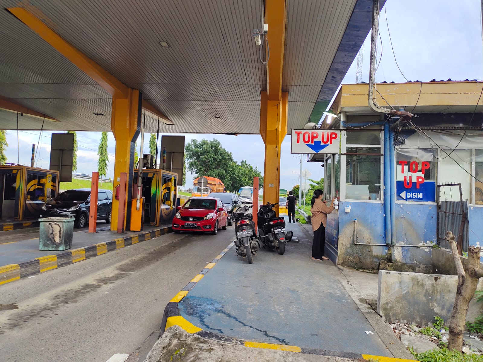 Ditinggal Saat Isi E-Tol di Pintu Bandar Selamat, Mobil Wartawan Dibobol Maling