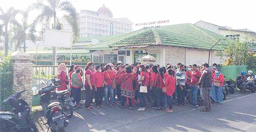 Puluhan Pegawai RSU Herna Medan Tuntut Gaji dan Surat PHK