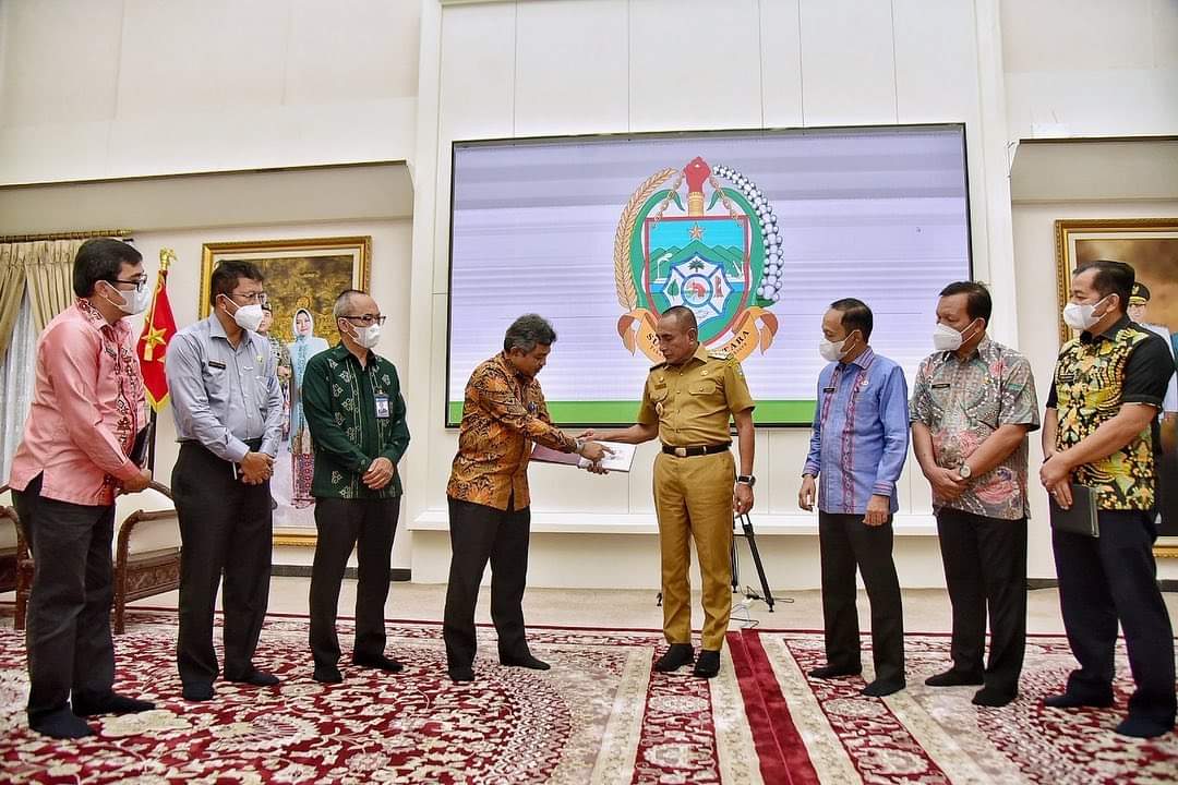 Istimewa! Edy Rahmayadi Jadi Orang Pertama Terima Uang Kertas Cetakan Baru di Sumut