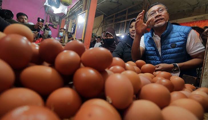 Mendag Zulhas Sebut Telur Ayam Mahal karena Bansos Kemensos