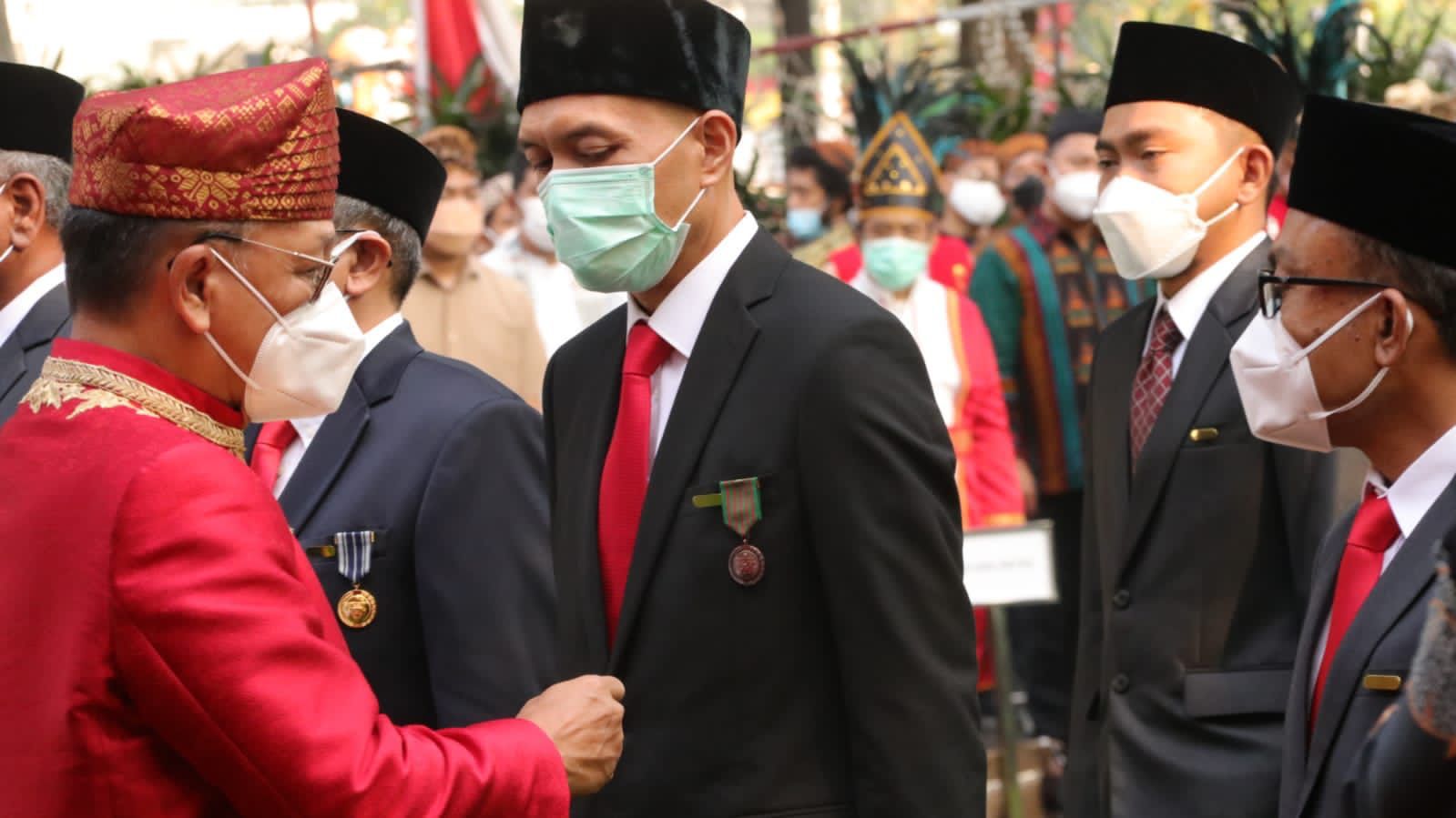 Tepat di HUT ke-77 RI, Presiden Jokowi Anugerahkan Penghargaan Satyalancana Kepada 6 Insan PLN