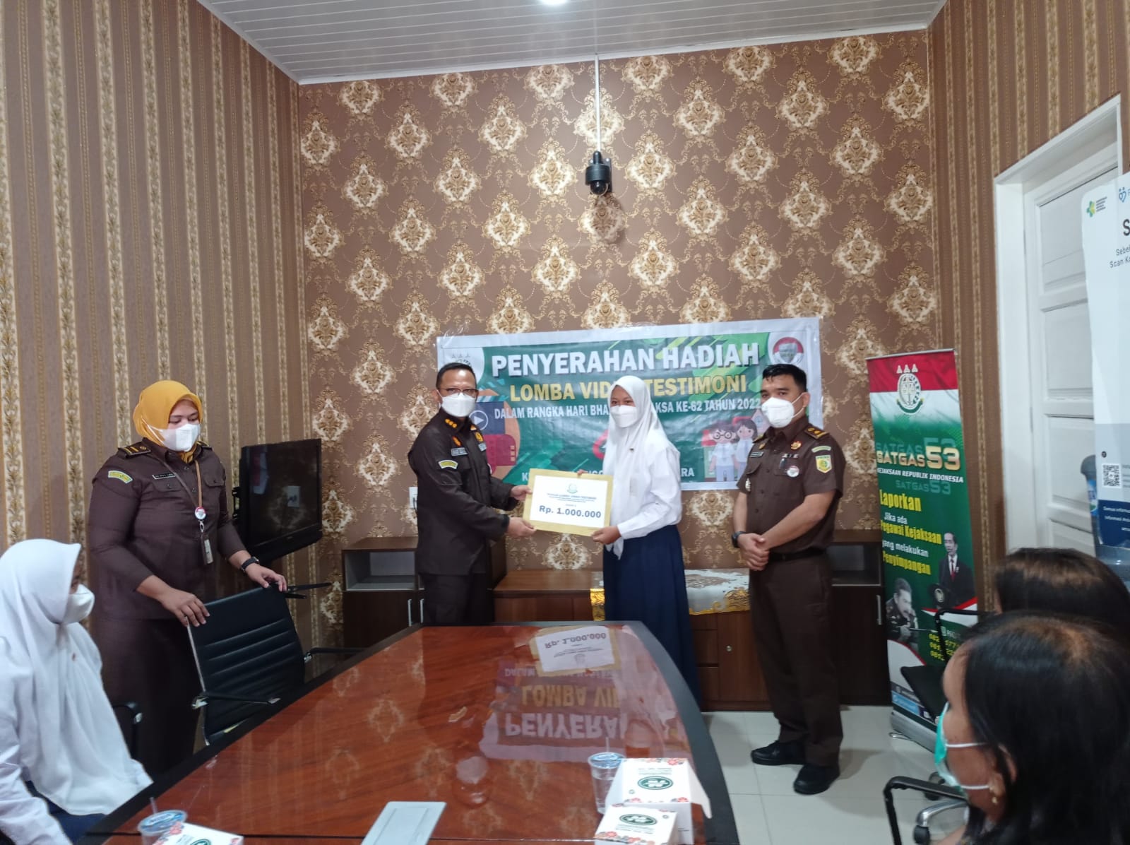 Kejatisu Serahkan Hadiah Lomba Video Testimoni dalam Rangka HBA Ke-62