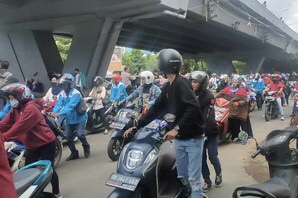 Demo Hari Tani di Makassar, Massa Aksi Dorong Motor ke Kantor DPRD