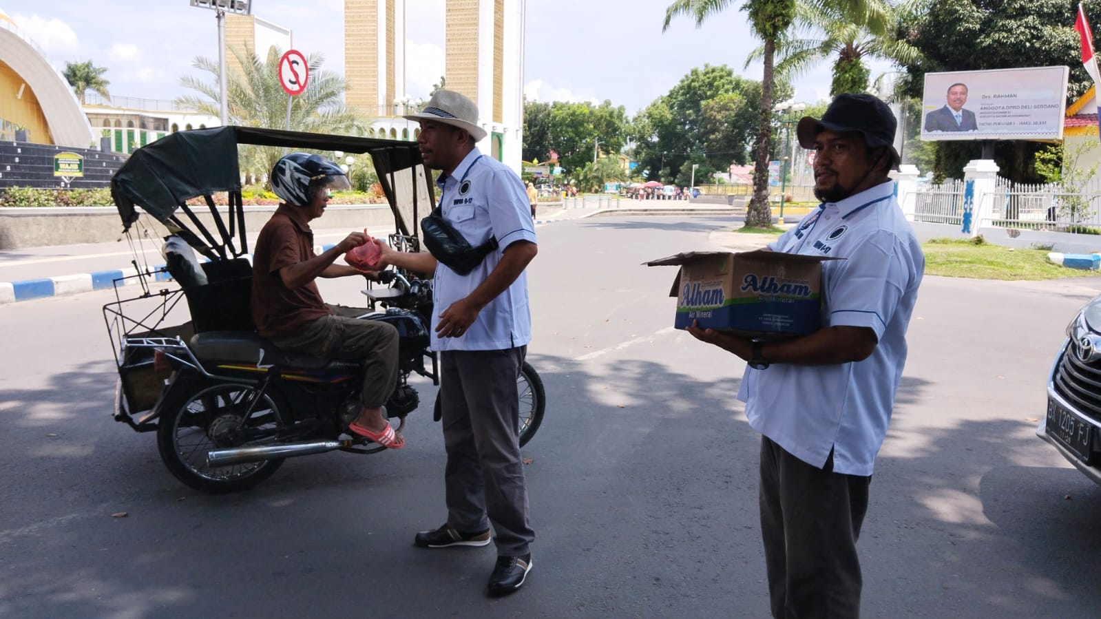 Jum'at Barokah, WUPDS G-17 Berbagi Nasi Bungkus ke Abang Becak