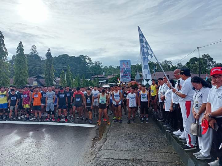 Dilepas Bupati, Ratusan Peserta Lari Marathon Meriahkan HUT Nias Utara ke 14