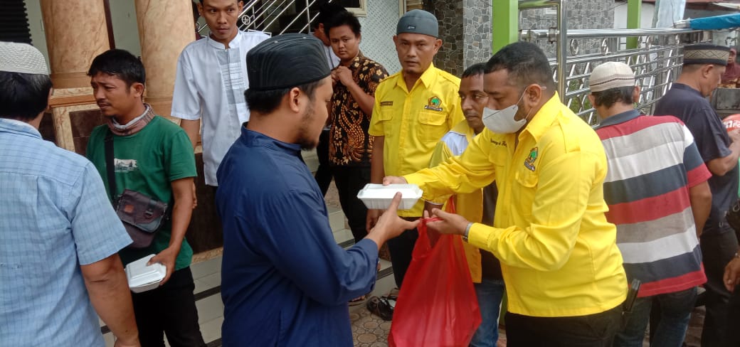 Gelar Jum'at Berkah, Golkar Kecamatan Medan Polonia Berbagi Nasi Kotak dan Sembako