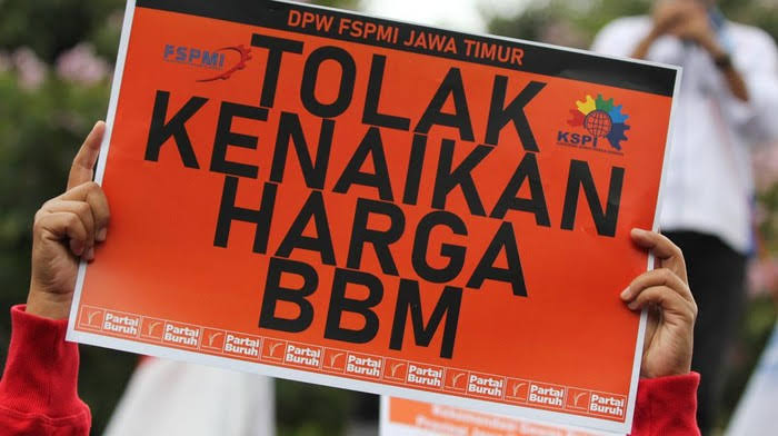 Demo Tolak Kenaikan BBM Masih Berlanjut, Koalisi Driver Ojol Kepung Gedung DPR  