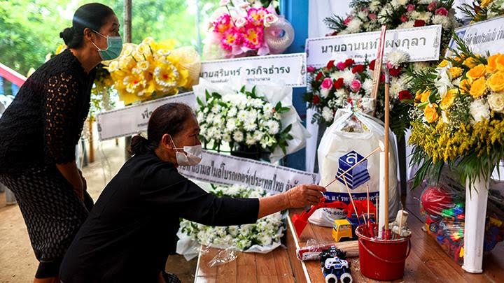Peringati Korban Pembataian, Ratusan Orang Kumpul di Kuil-Kuil Thailand