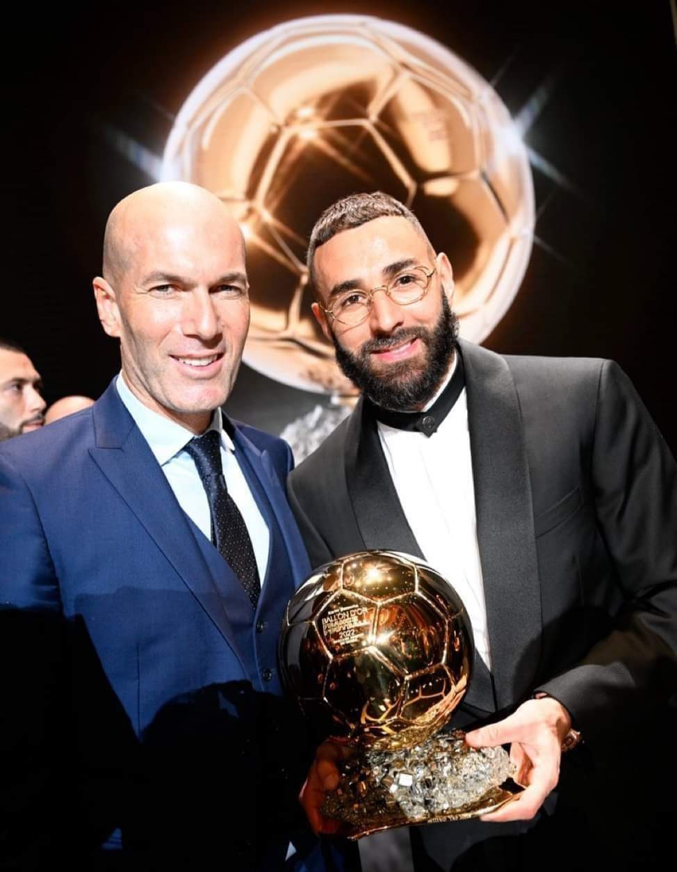 Karim Benzema Akhirnya Berhasil Angkat Trofi Ballon d'Or 2022