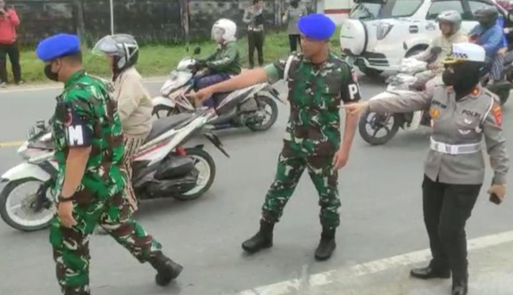 Seorang TNI dan Istrinya di Kaltim Tewas, Ditabrak Mobil Maut Putri Sendiri