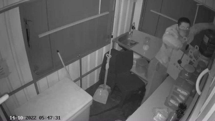 Polisi Buru Pria yang Terekam CCTV Curi Mesin Press Minuman di Gerai Box Kontainer
