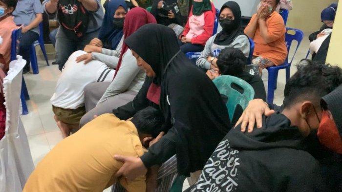 Datangi Polsek Sunggal, Tangis Puluhan Orang Tua yang Anaknya Terlibat Perampokan Pecah