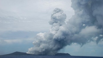 Gunung Ibu Maluku Utara Erupsi, Semburkan Kolom Abu Setinggi 2.000 Meter