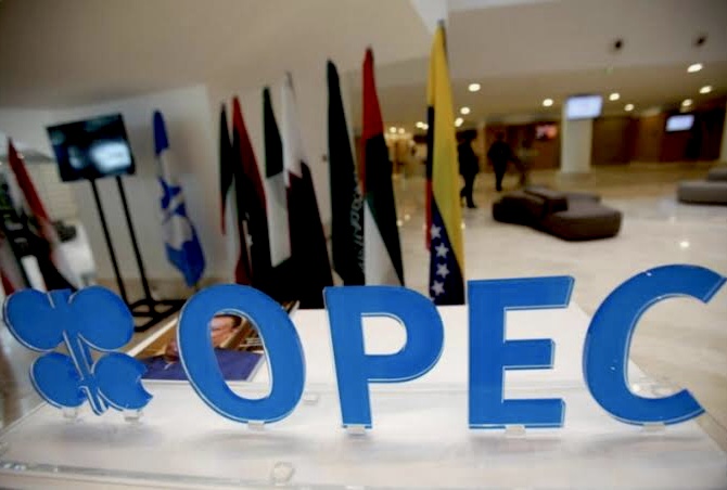 Jelang Pertemuan OPEC+, Harga Minyak Mentah Dunia Melonjak Naik