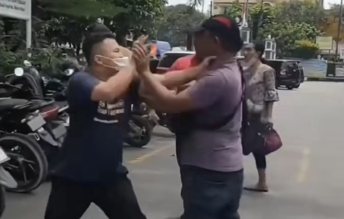 Viral Juru Parkir di Medan Ribut dengan Warga, Netizen: Pokoknya di Medan Semua Uang