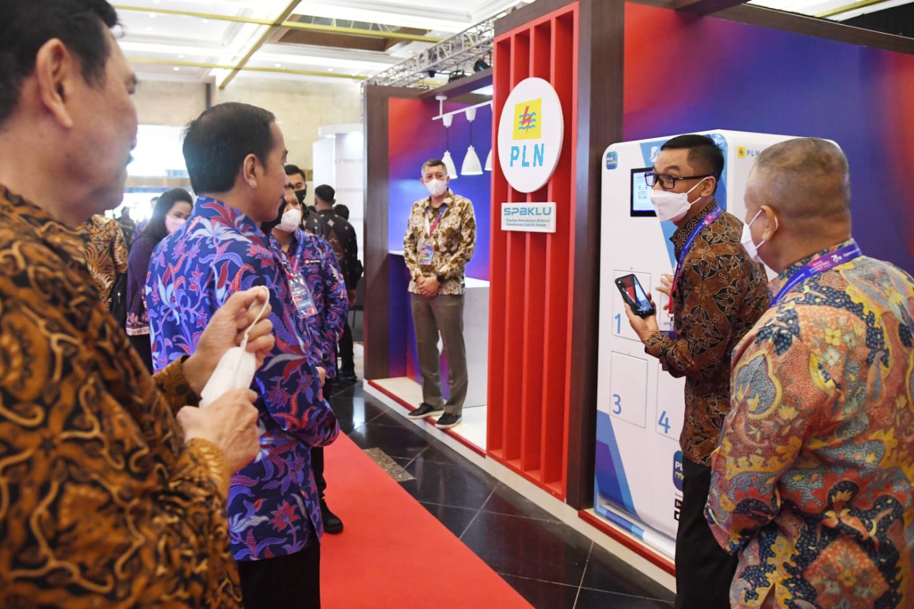 Kepada Presiden Jokowi, Dirut : Ganti Baterai Motor Listrik Cukup Semenit Pakai PLN Mobile