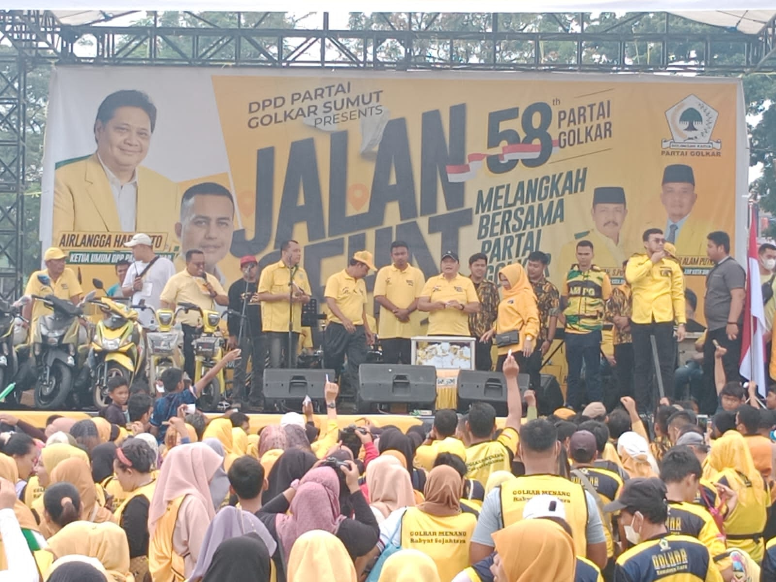 Meriahkan HUT Partai Golkar Ke-58, Ribuan Warga Kota Binjai Ikuti Jalan Santai