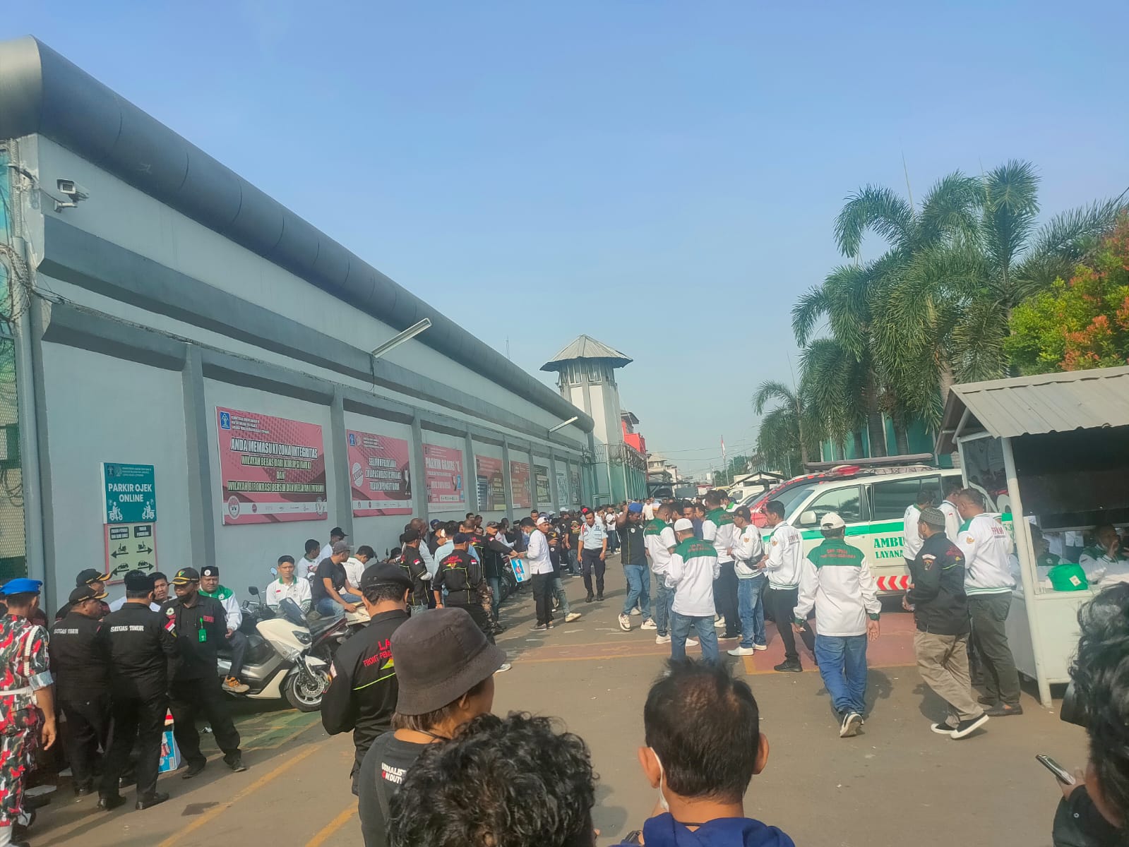 Bebas dari Lapas Cipinang Hari Ini, Umar Kei Disambut Ratusan Massa Ormas DKI 