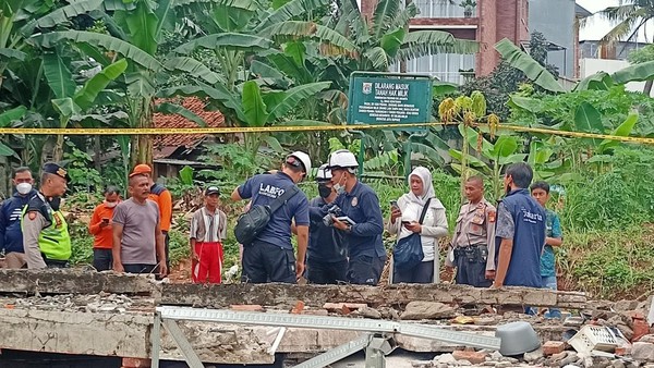 Lakukan Olah TKP, Puslabfor Uji Puing Tembok Roboh MTsN 19 Jaksel