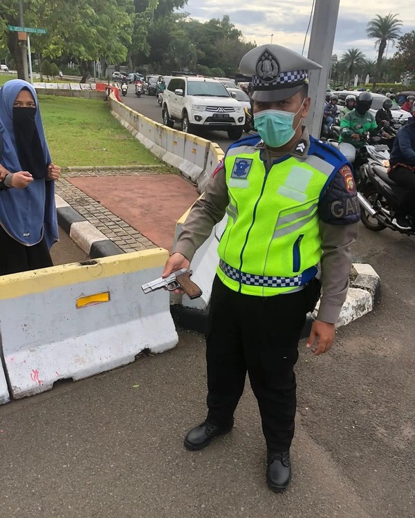 Penampakan Pistol Jenis FN yang Ditodongkan Perempuan Bercadar ke Paspampres