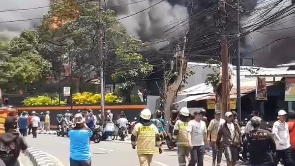 Dampak Kebakaran di Jakbar: 6 Rumah hingga 40 Lapak Hangus, 200 Jiwa Mengungsi