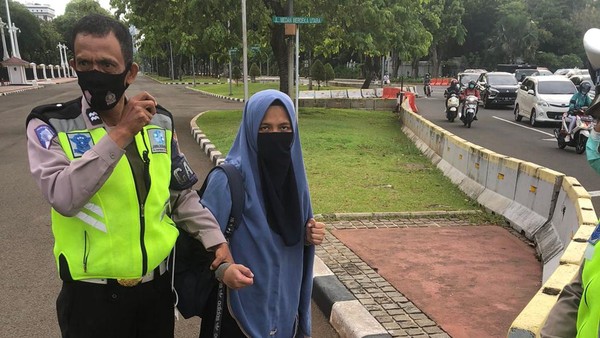 Bawa Pistol FN, Seorang Wanita Bercadar Terobos Istana Presiden