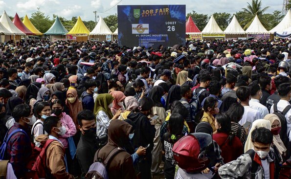 Membludak! Puluhan Pencari Kerja di Job Fair Batam Pingsan