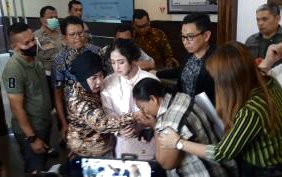 Winarsih Tersangka ITE Menangis dan Sujud Minta Maaf di Kaki Ibunda Dewi Perssik