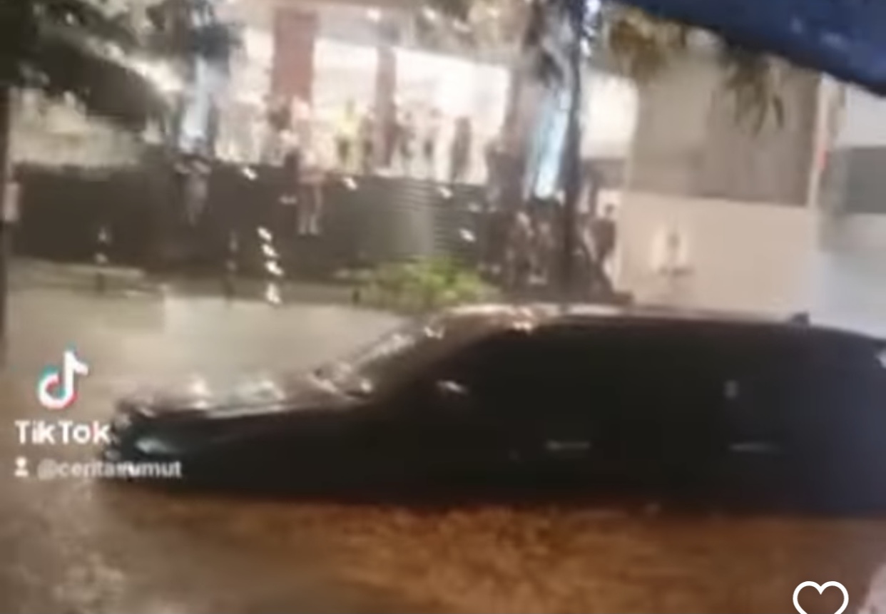 Diguyur Hujan, Jalan Ring Road Medan Terendam Banjir Hampir 1 Meter