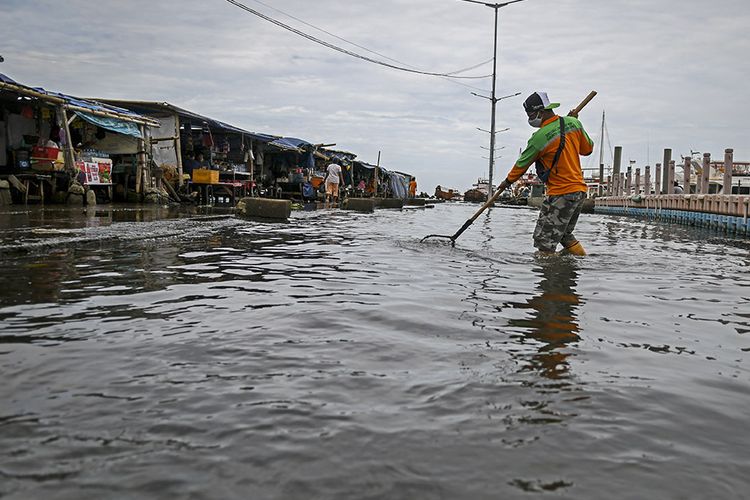 Banjir Rob Rendam 9 RT di Jakarta Utara