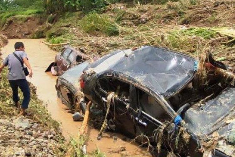 Banjir Bandang Landa Kawasan Ngaliyan, 6 Mobil Rusak Terseret 2 Kilometer