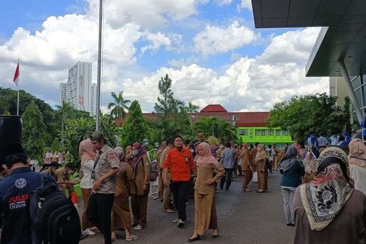 Pegawai Pemkot Bekasi Berhamburan Keluar Gedung, Akibat Gempa Cianjur