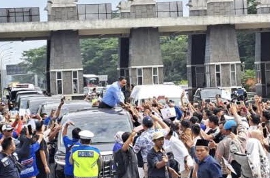 Ribuan Warga Medan Sambut Kedatangan Anies di Bandara Kuala Namu