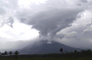 Gunung Semeru Erupsi, Semburkan Abu Setinggi 700 Meter