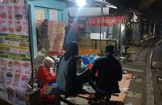 Khawatir Ada Gempa Susulan, Warga Cianjur Pilih Tidur di Luar Rumah