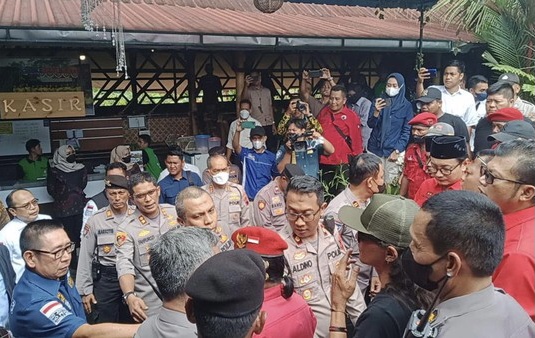 Desmond Digeruduk Kader PDIP Saat Makan Siang di Purworejo, Ternyata Ini Sebabnya