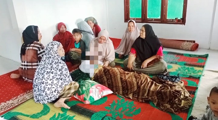 Isak Tangis Iringi Pemakaman Ibu dan Anak Korban Banjir Bandang di Agara