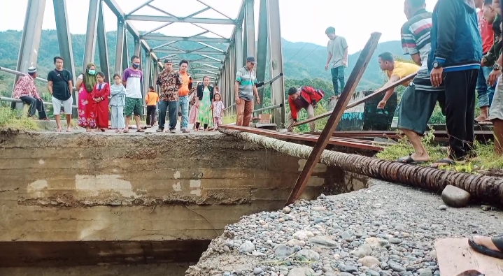 Tergerus Banjir, Jembatan Penghubung Desa Tanjung Aceh Tenggara Putus
