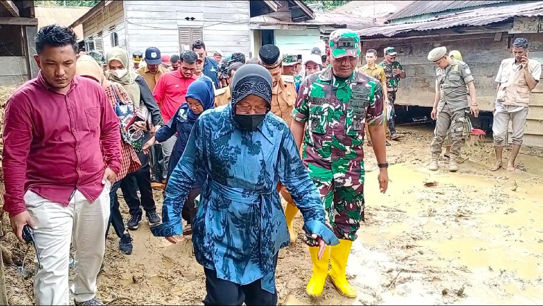 Tinjau Lokasi Banjir Bandang di Agara, Menteri Sosial Turut Serahkan Bantuan untuk Para Korban