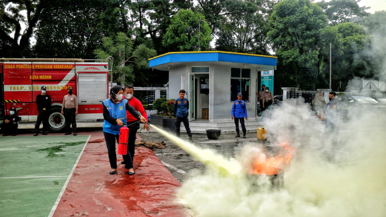 PLN UIP Sumbagut Gelar Simulasi Sistem Proteksi Kebakaran dan Tanggap Darurat